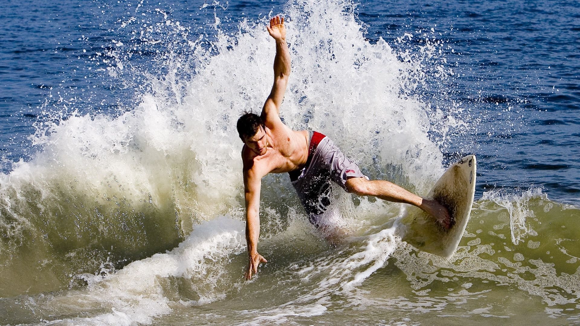 球场“铁壁防线”揭秘:最难攻破的欧洲后防